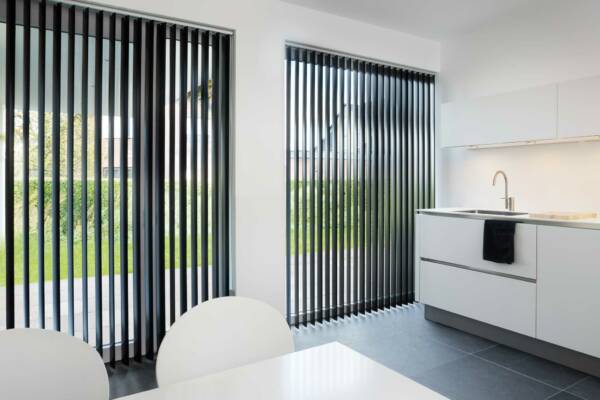 STORES A BANDES VERTICALES VOILAGE