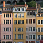 Installation de stores dans des bâtiments classés à Lyon : Ce qu’il faut savoir